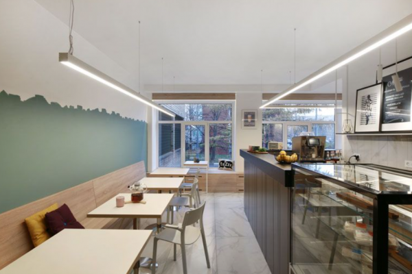 Cafe dengan nuansa Mediterania, dinding putih dan aksen biru atau turquoise